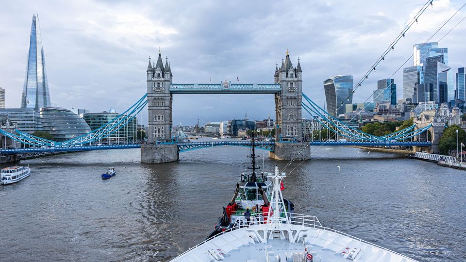 MS Hamburg in London an der Tower Bridge