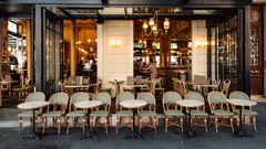 Typische Straßenszene in Paris mit den Tischen einer Brasserie (Café)