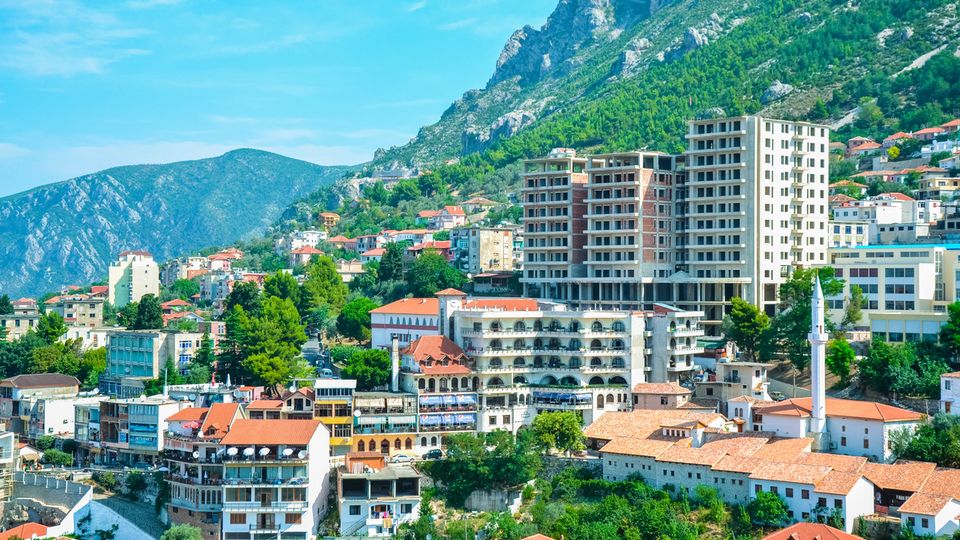 Ausblick von Festung Kruja auf Stadt ©Magorzata - adobe stock Ausblick von Festung Kruja auf Stadt