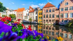 Häuser an einem Kanal in der Altstadt von Gent, Belgien