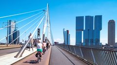 Rotterdam, Radfahrer vor der modernen Skyline