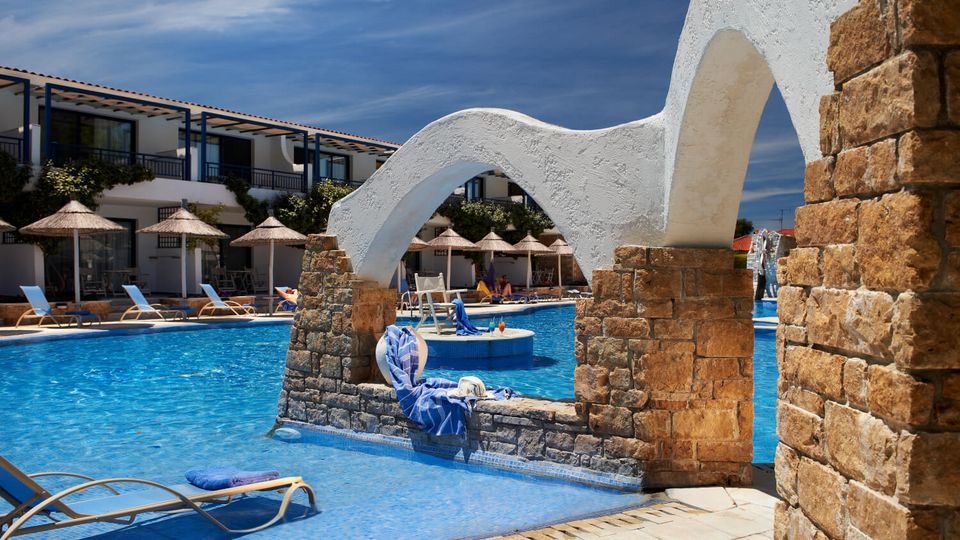 Blick auf den Außenpool © Hotel Athena Pallas