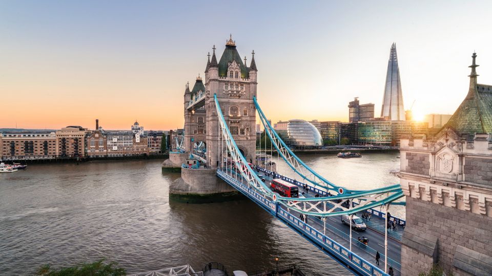 Tower Bridge, im Hintergrund The Shard