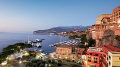 Aussicht auf das Meer am Abend vor Hotel Il Faro auf Sorrent in Italien