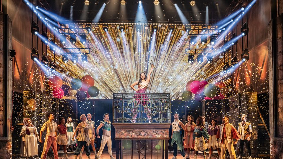 & JULIA ©Johan Persson, Stage Entertainment & JULIA