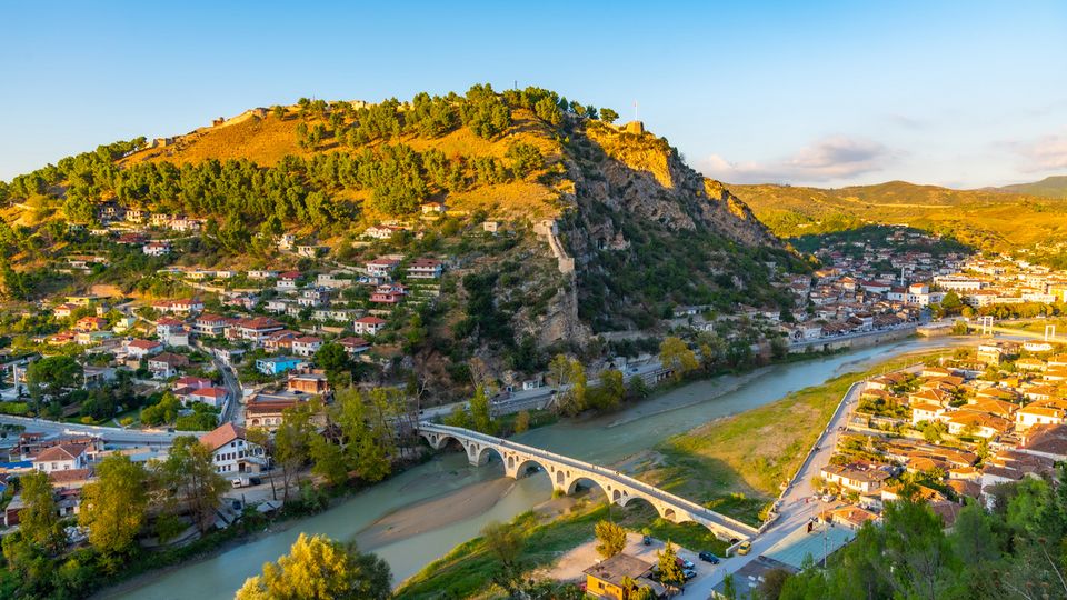 Goldene Stunde in Berat ©dudlajzov - adobe stock Goldene Stunde in Berat