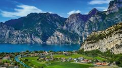 Panorama Gardasee mit Blick auf die Berge