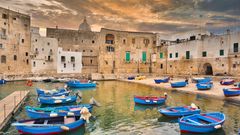 Monipoli, Hafen mit Fischerbooten ©Daniel CHETRONI, AdobeStock Monipoli, Hafen mit Fischerbooten