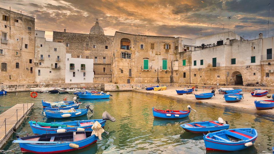 Monipoli, Hafen mit Fischerbooten ©Daniel CHETRONI, AdobeStock Monipoli, Hafen mit Fischerbooten