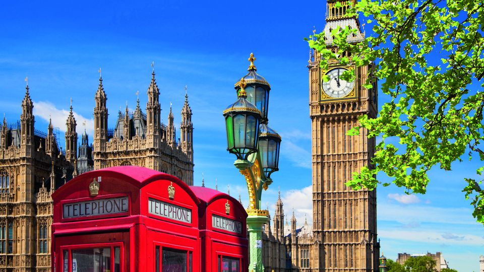 Typisch rote Telefonzellen vor Big Ben in London