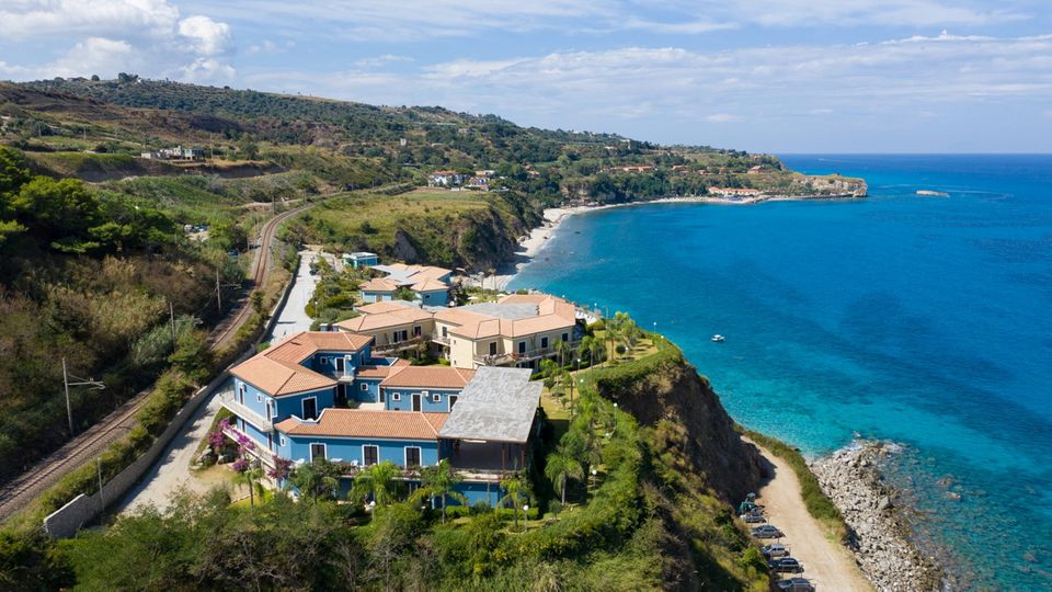 Das charmante Resort thront auf einer Klippe mit herrlichem Blick über das tiefblaue Meer und die malerische Küste Kalabriens.