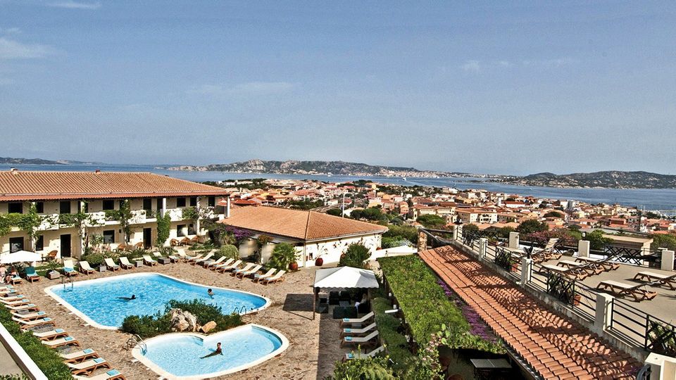 Blick auf zwei Pools und das Meer vor Hotel Palau auf Sardinien in Italien