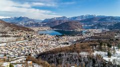 Luganersee und Schweizer Alpen mit Dorf Cadegliano Viconago im Winter