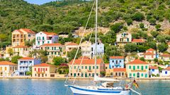 Ithaka, Boot vor malerischer Kulisse