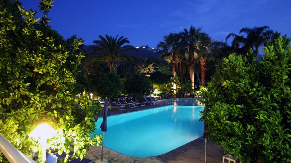 Hotel Alpha, Pool am Abend