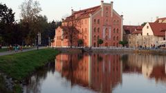 Hotel Budweis, Außenansicht mit See