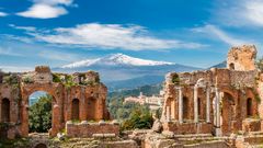 Sizilien, Taormina mit Ätna ©majonit, AdobeStock Sizilien, Taormina mit Ätna