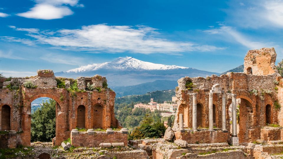 Sizilien, Taormina mit Ätna ©majonit, AdobeStock Sizilien, Taormina mit Ätna