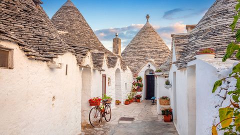 Alborello, Trulli-Häuser ©Andrey Grinyov, AdobeStock Alborello, Trulli-Häuser