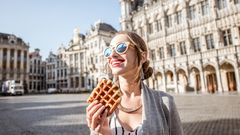 Frau mit belgischer Waffel in Brüssel