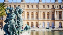 Bronzeskulptur im Garten des Schlosses von Versailles