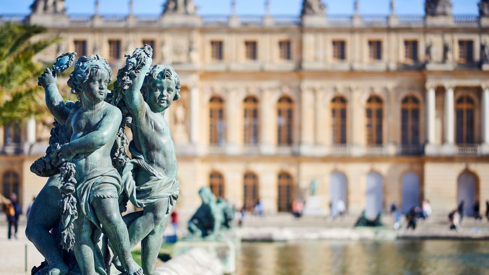 Bronzeskulptur im Garten des Schlosses von Versailles