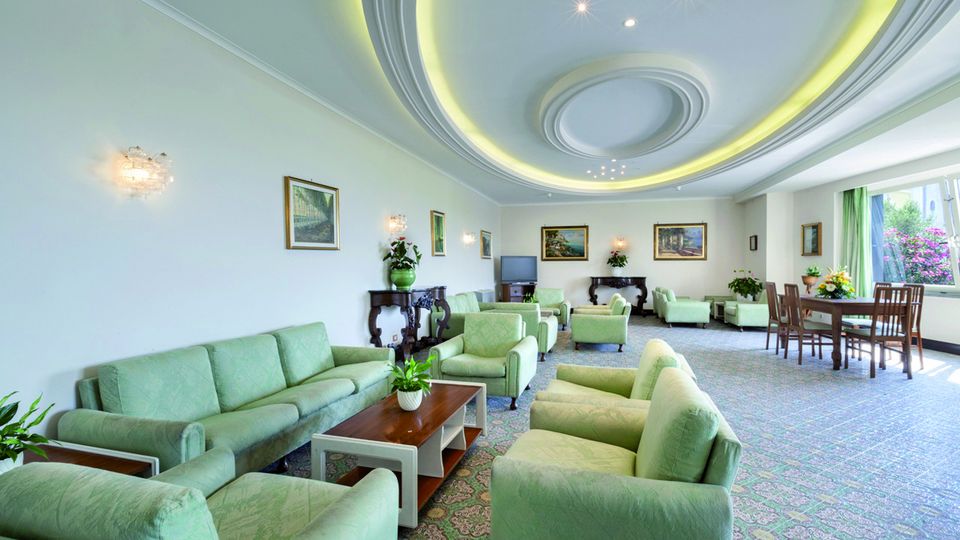große elegante Lobby zum Entspannen im Hotel Piccolo Paradiso bei Sorrent in Italien