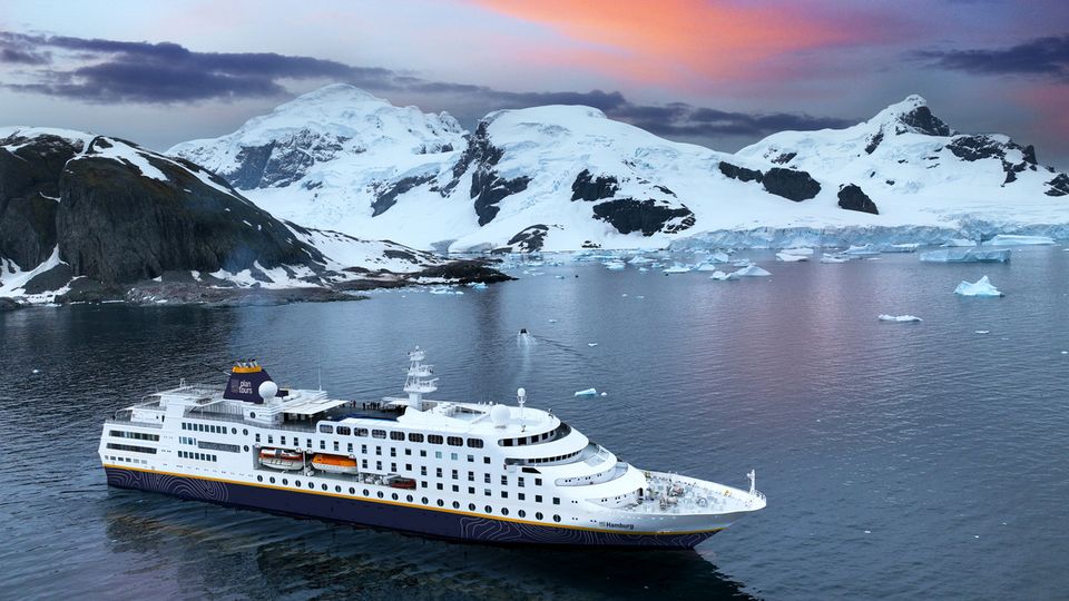 MS Hamburg in Cuverville Island, Antarktis