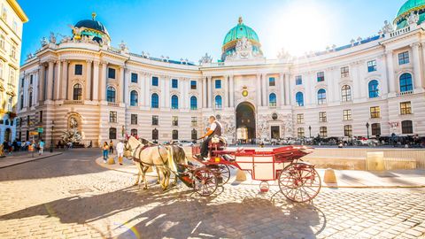 Wien, Hofburg mit Kutsche
