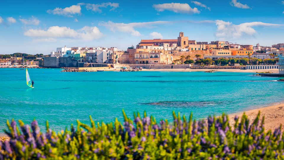 Otranto, Alimini Strand ©Andrew Mayovskyy, AdobeStock Otranto, Alimini Strand in Apulien, Italien