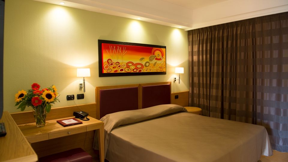 Hotel Artemis Zimmer 4 ©michelangelo_int_travel ruhiges Zimmer mit frischen Blumen im Hotel Artemis auf Sizilien in Italien