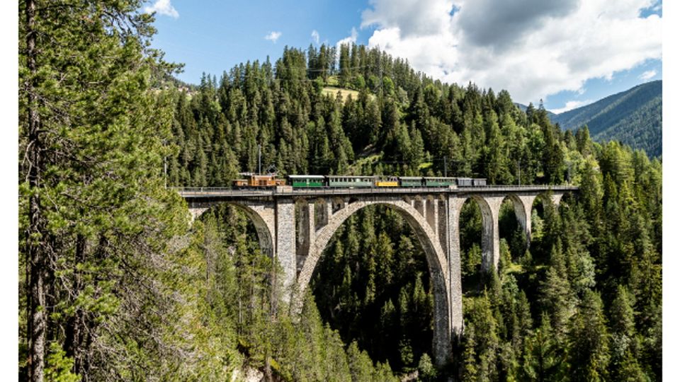 Nostalgiezug bei Wiesen