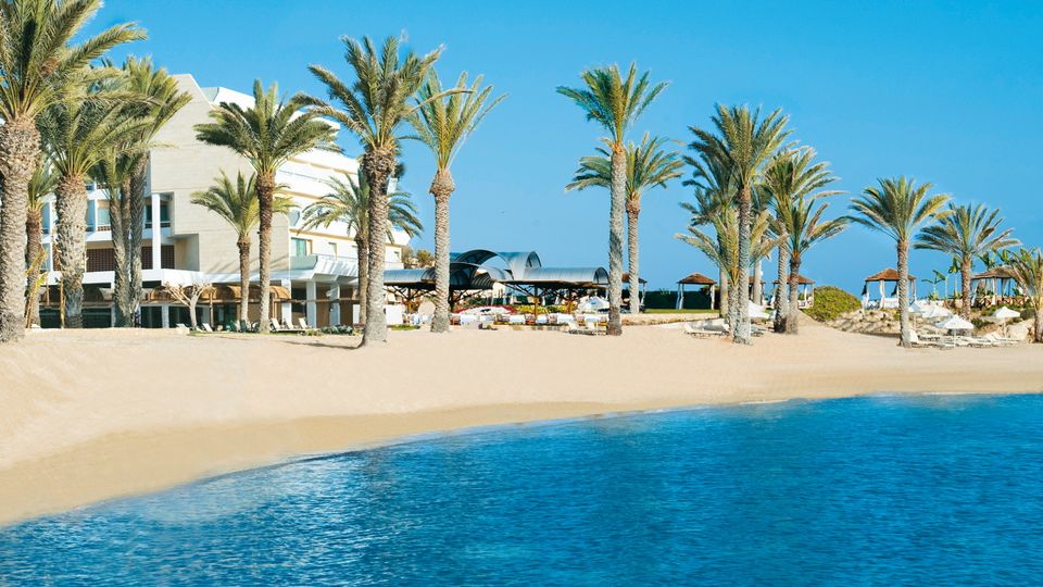 Feinsandiger Strand mit Palmen direkt vor dem Hotel, ruhig gelegen mit herrlichem Blick auf das tiefblaue Meer.