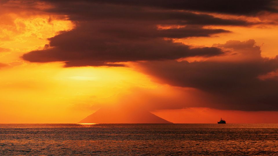 Abendliche Schifffahrt zum Stromboli