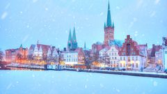 Gefrorener Trave Fluss zu Lübeck im Winter