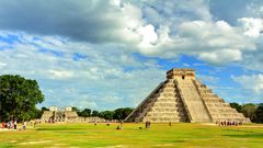 Touristen vor Chichen Itza