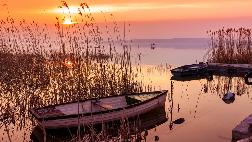 Boote beim Sonnenuntergang am Plattensee ©boole2 - adobe stock Boote auf dem Plattensee