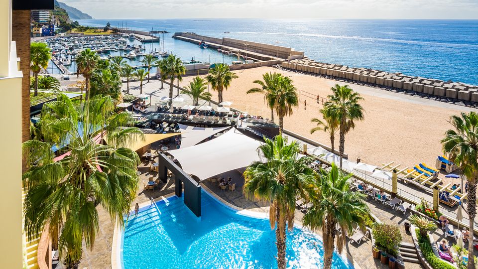 Außenansicht Pool und Strand Hotel Savoy Calheta Beach