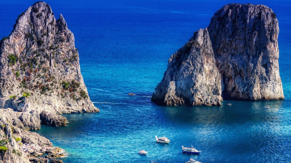 Blick auf die Faraglioni Felsen auf Capri