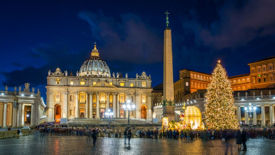 Petersdom bei Nacht mit Weihnachtsbaum