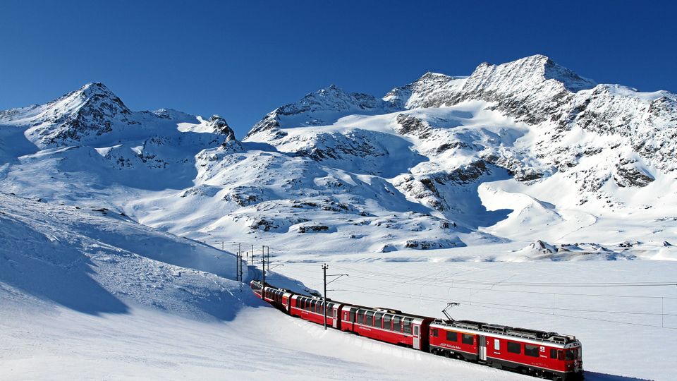 Bernina Express entlang des Lago Bianco