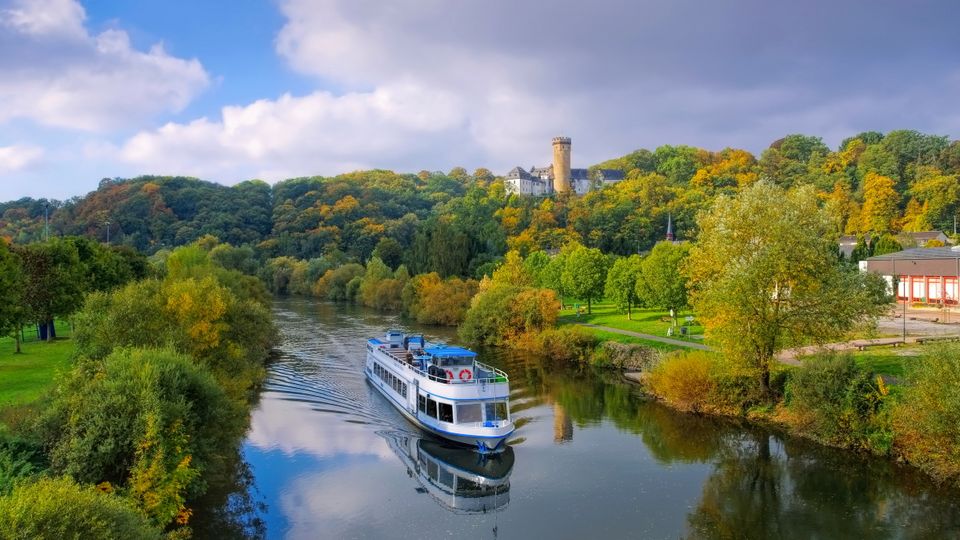 Schiff auf der Lahn bei Burg Dehrn